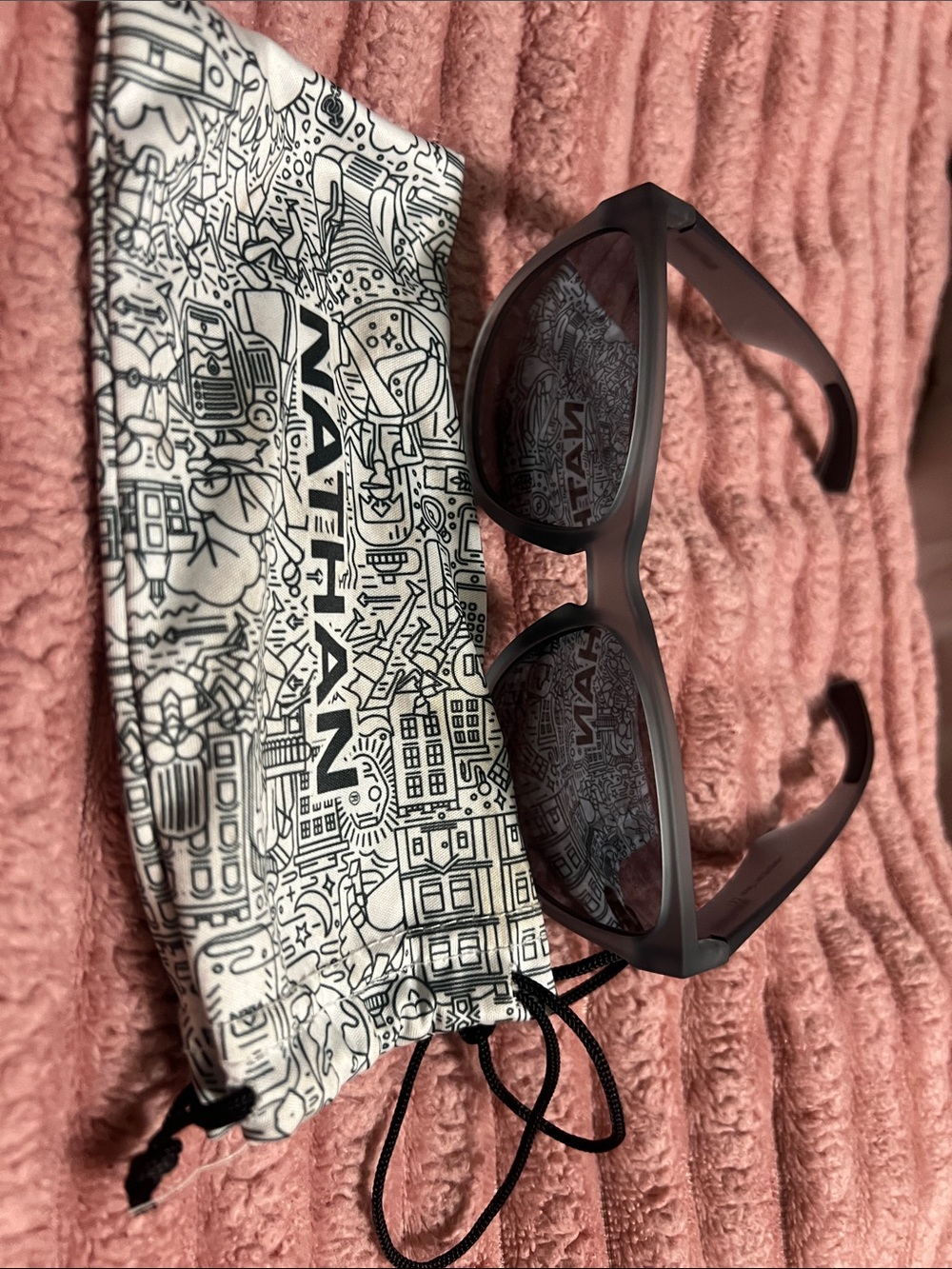 Men’s Black Sunglasses with Soft Drawstring Pouch (pre-owned)